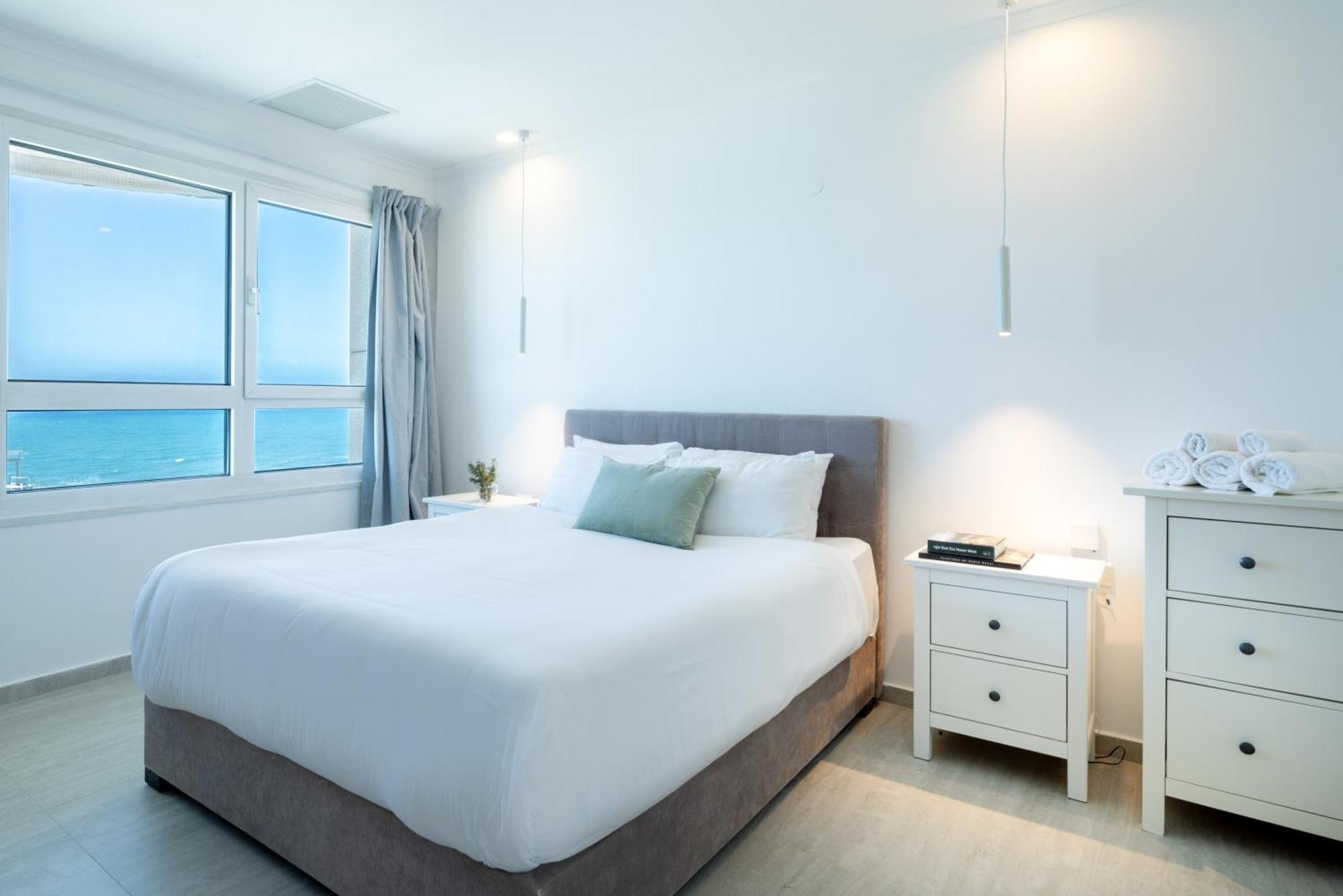 Superb Beachfront Apartments With Shelter By Sea N' Rent Tel Aviv Esterno foto