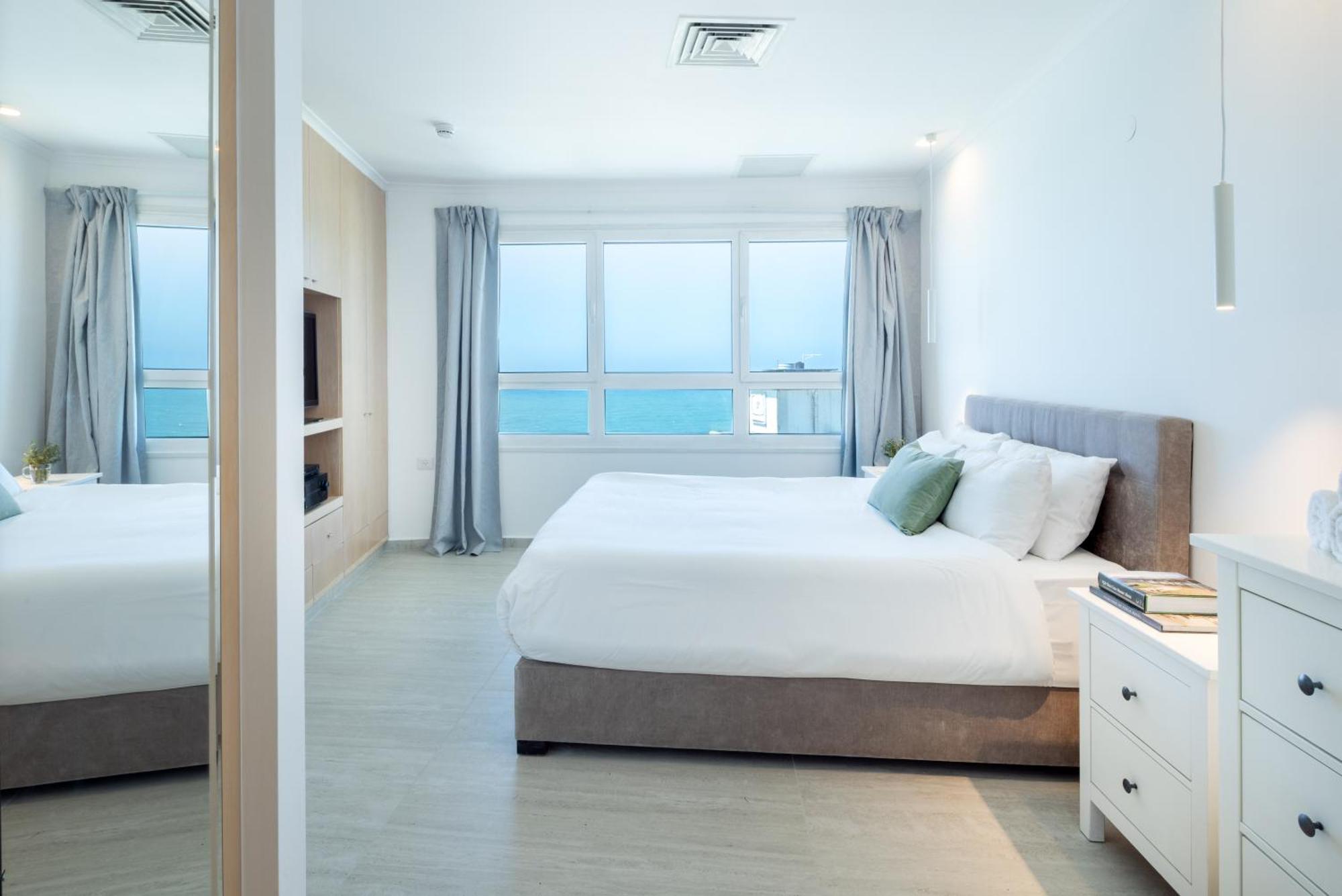 Superb Beachfront Apartments With Shelter By Sea N' Rent Tel Aviv Esterno foto